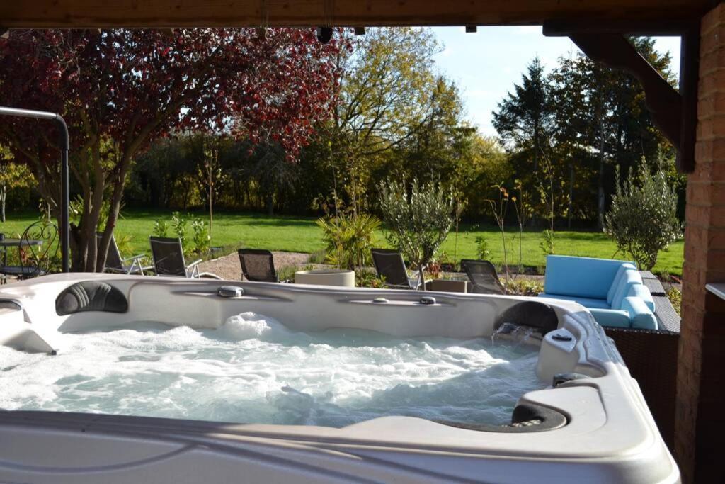 Treetops Cottages & Spa Grimsby Exterior foto